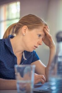 「貶す」の読み方と貶してくる人の特徴｜対処法と上手な付き合い方