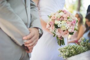 乾杯挨拶の例文と面白い挨拶のコツ｜結婚式の乾杯の挨拶は誰がする？