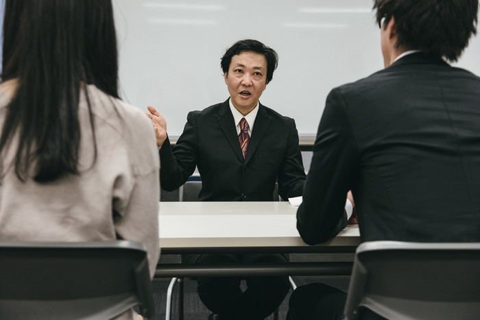 面接で着るワイシャツの選び方｜色付きやストライプは面接でOK？