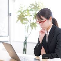 「見やる」の正しい意味と使い方は?類語や例文もあわせて紹介