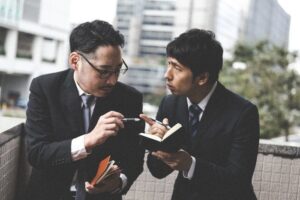 申し送りで伝えるべき事項とは?目的や効果的にするポイントを解説