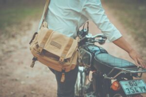 メンズのショルダーバッグはダサい?身に着け方や選び方も解説