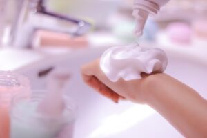 中学生の肌を綺麗にする方法は？荒れてしまう原因やスキンケアを解説