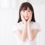 笑うと頬が盛り上がる人の特徴と原因｜対処法やおすすめのマッサージも紹介