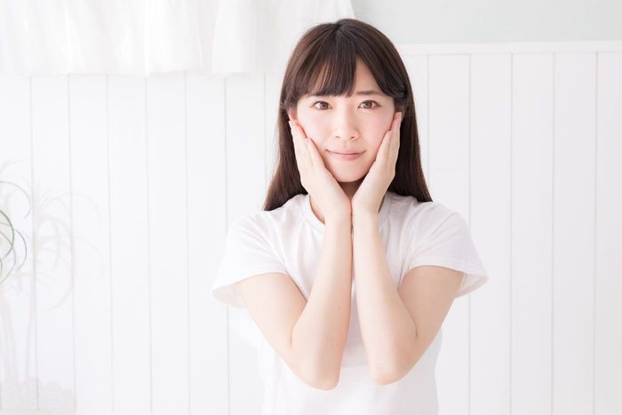 笑うと頬が盛り上がる人の特徴と原因｜対処法やおすすめのマッサージも紹介