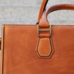 バッグにスカーフをつけるのはダサい？巻き方やアレンジ例も紹介