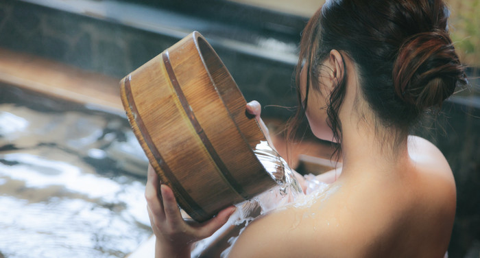 「襟足」とはどこ?「うなじ」「首筋」との違いや形の特徴・切り方