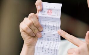 右頬と左頬のほくろが示す意味は?数や大きさ・場所別の違いも解説