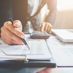 贈答品を経費で計上できる？勘定科目の仕訳や気を付けることを解説