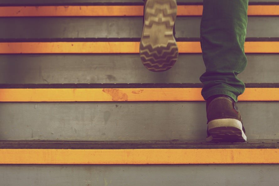 「足を運ぶ」はどう使う？ | 言い換えやメール・手紙で使う際の例文
