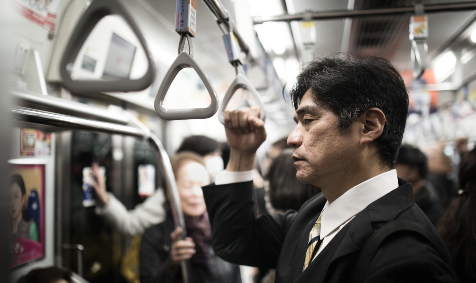 「家路につく」の意味とは？例文を含めた使い方や「帰途につく」との違いも解説