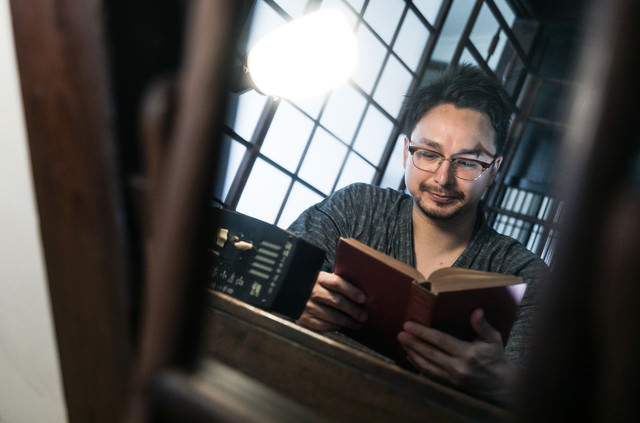 「勤しむ」の読み方と意味｜漢字の成り立ちや英語表現・例文も紹介