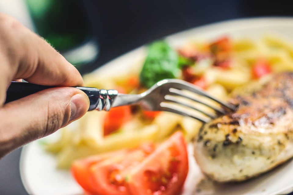 食べるのが遅い人と早い人の差｜食べるのが遅い女性と原因