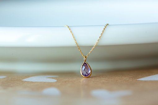 簡単なネックレスの付け方は？留め具や裏技についても併せて紹介