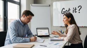 新入社員が上司に注意を受けながらメモを取っている。 上司は穏やかに説明しており、学びの雰囲気。 背景に「了解 → 承知いたしました」と書かれたホワイトボード。