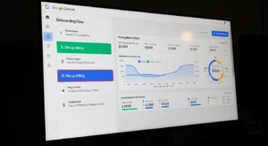 Google CloudコンソールのようなUIを模した画面。 画面左にステップ1〜5の導入フロー、右に料金メーターが表示。 キーワード: onboarding steps illustration, digital dashboard, pricing visualization, cloud interface, photoreal flat-light corporate.